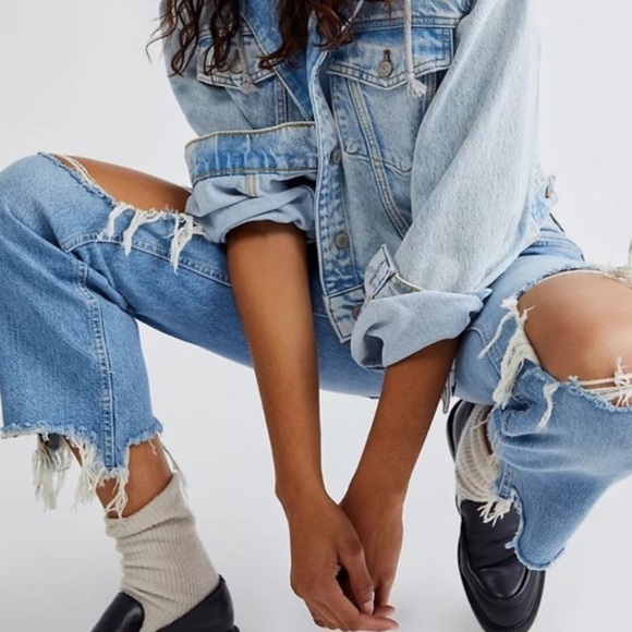 NWOT WE THE FREE MAGGIE MID RISE DISTRESSED JEANS FREE PEOPLE POPULAR BRAND - Picture 3 of 15